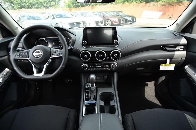Nissan Sentra Vehicle Image 08