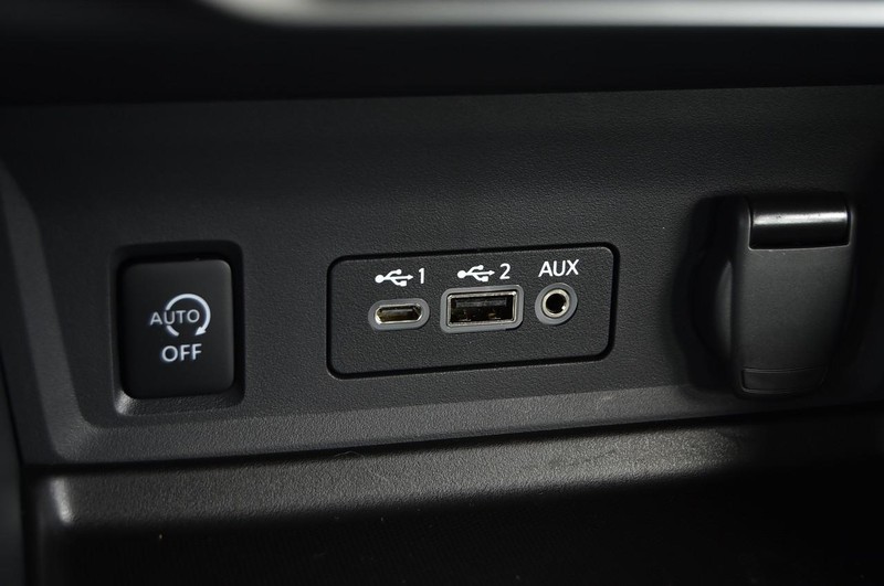 Nissan Sentra Vehicle Image 16