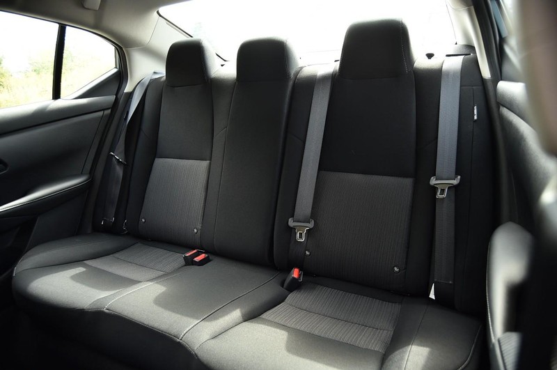 Nissan Sentra Vehicle Image 21