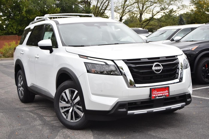 Nissan Pathfinder Vehicle Image 02