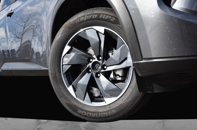 Nissan Rogue Vehicle Full-screen Gallery Image 3