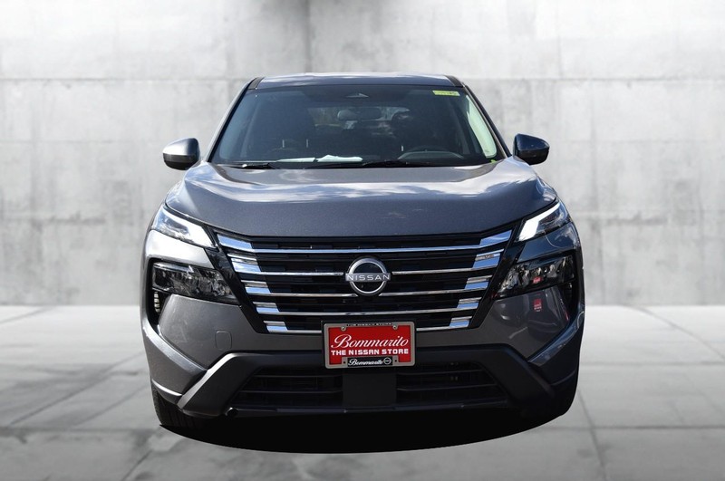 Nissan Rogue Vehicle Full-screen Gallery Image 4