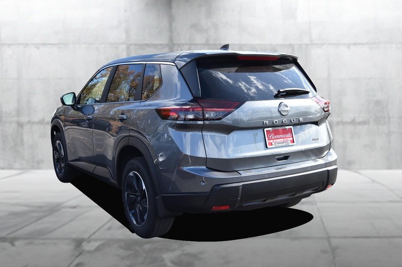Nissan Rogue Vehicle Full-screen Gallery Image 7