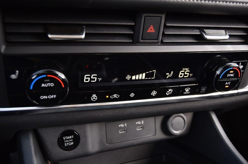 Nissan Rogue Vehicle Full-screen Gallery Image 15