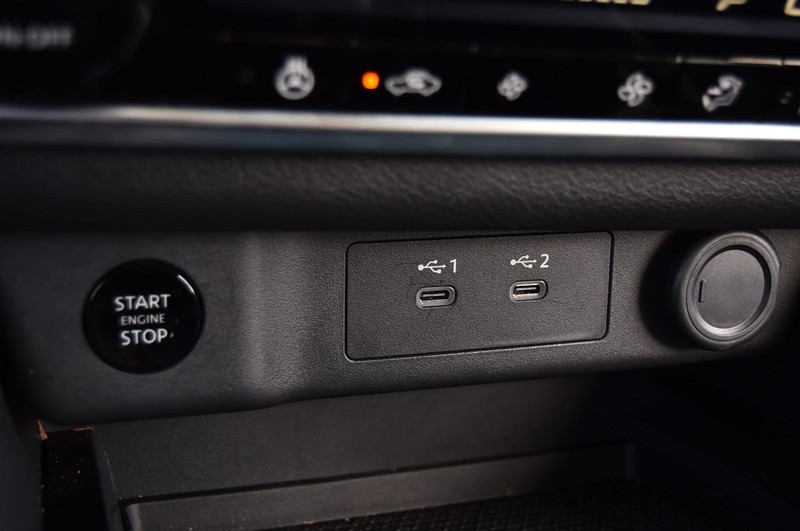 Nissan Rogue Vehicle Full-screen Gallery Image 16