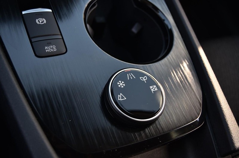 Nissan Rogue Vehicle Full-screen Gallery Image 17