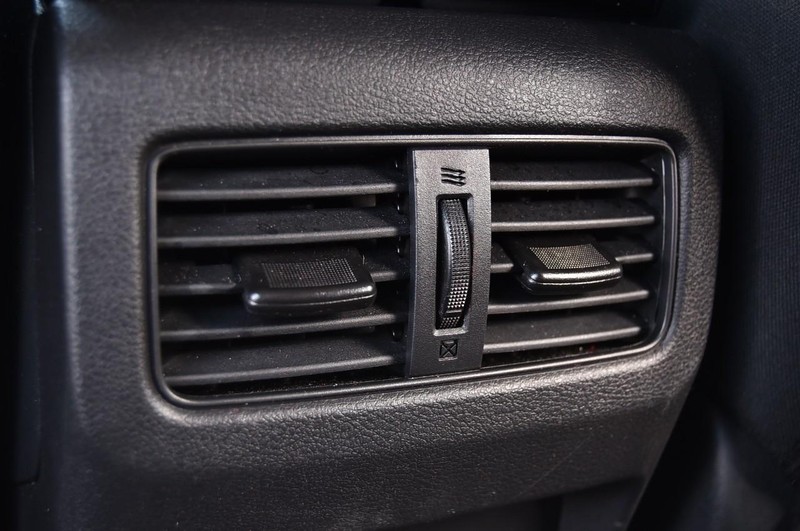 Nissan Rogue Vehicle Full-screen Gallery Image 22