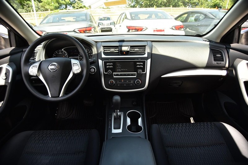 Nissan Altima Vehicle Image 08