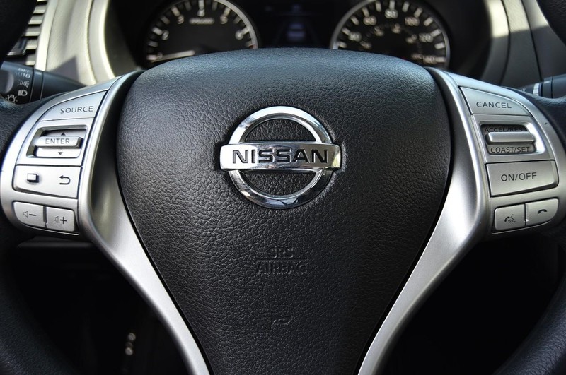 Nissan Altima Vehicle Image 18
