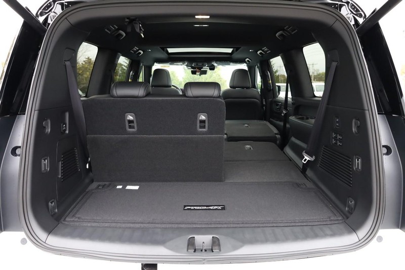 Nissan Armada Vehicle Full-screen Gallery Image 8