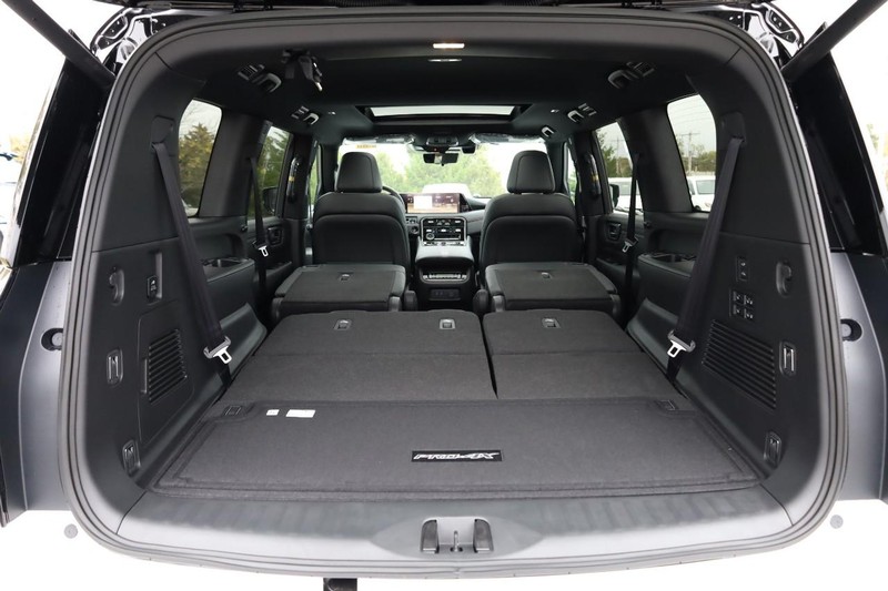 Nissan Armada Vehicle Full-screen Gallery Image 9