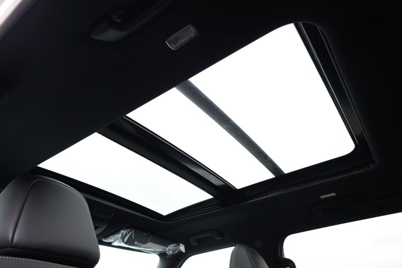 Nissan Armada Vehicle Full-screen Gallery Image 12