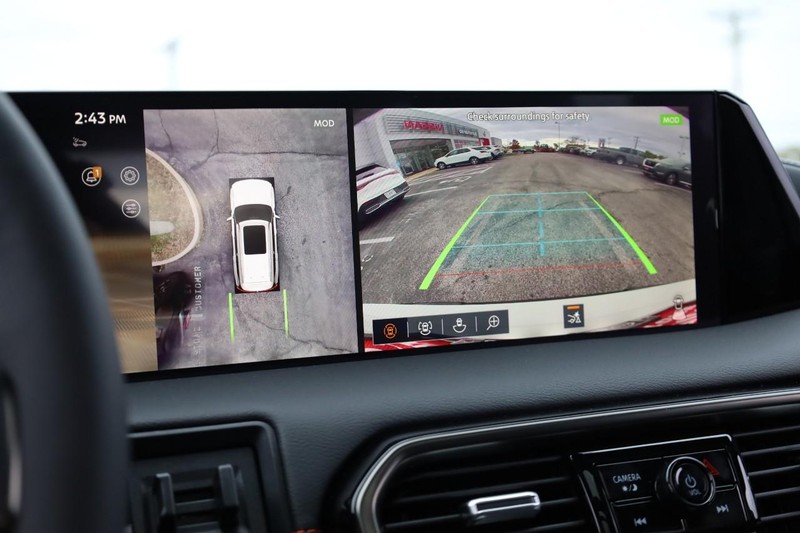 Nissan Armada Vehicle Full-screen Gallery Image 17