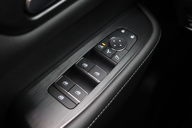 Nissan Armada Vehicle Full-screen Gallery Image 22