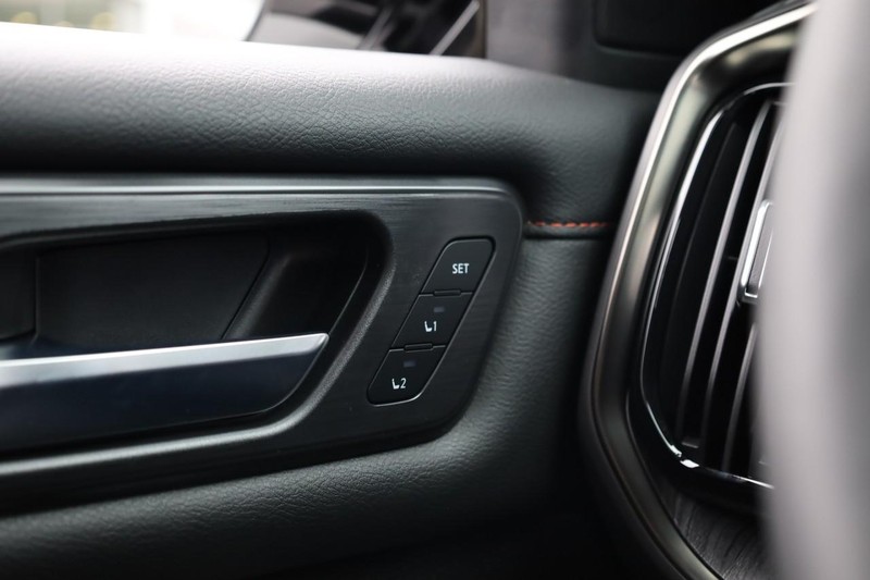 Nissan Armada Vehicle Full-screen Gallery Image 23