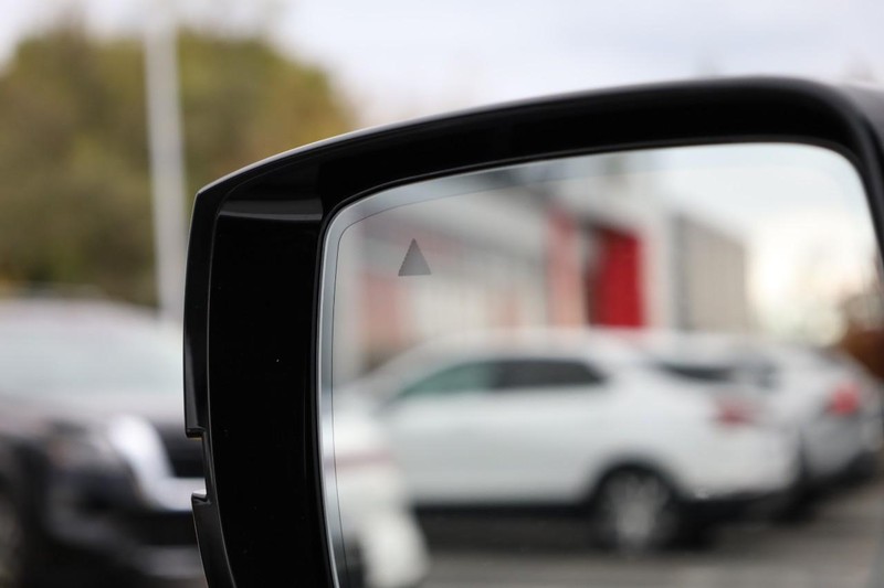 Nissan Armada Vehicle Full-screen Gallery Image 25