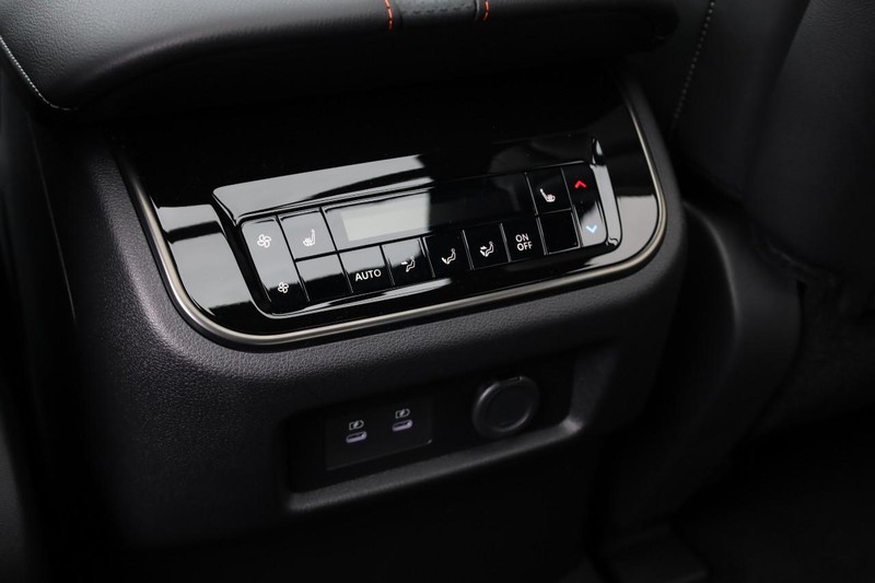 Nissan Armada Vehicle Full-screen Gallery Image 27