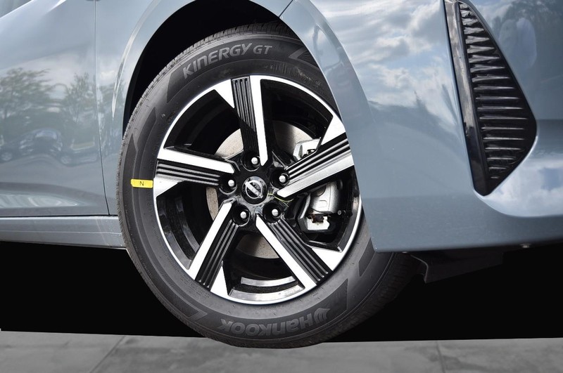 Nissan Sentra Vehicle Image 03