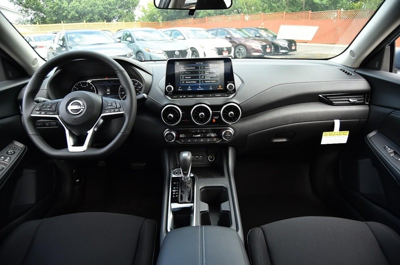 Nissan Sentra Vehicle Image 08