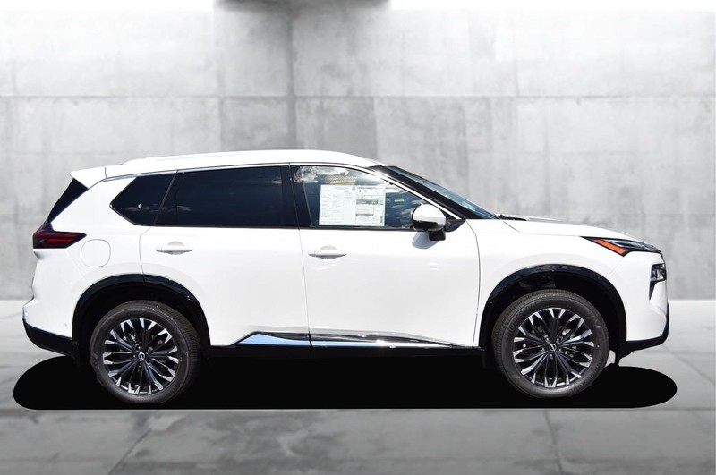 Nissan Rogue Vehicle Image 05