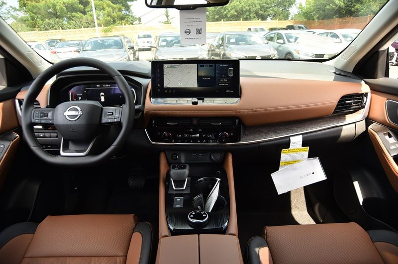 Nissan Rogue Vehicle Image 08