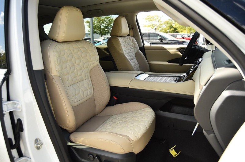 Nissan Armada Vehicle Image 26