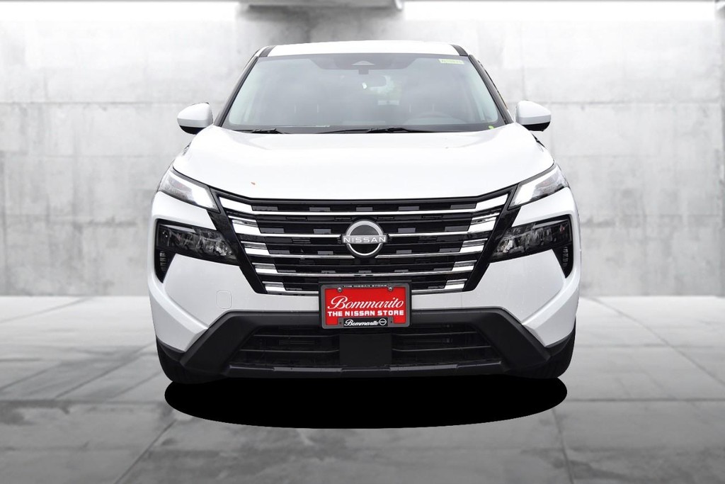 Nissan Rogue Vehicle Full-screen Gallery Image 4