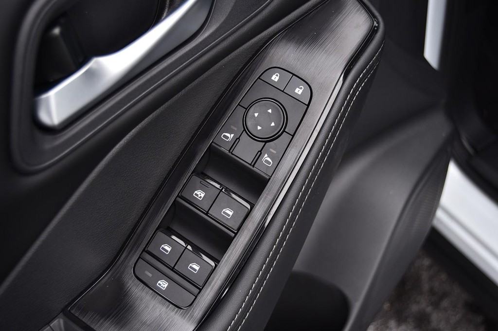 Nissan Rogue Vehicle Full-screen Gallery Image 9