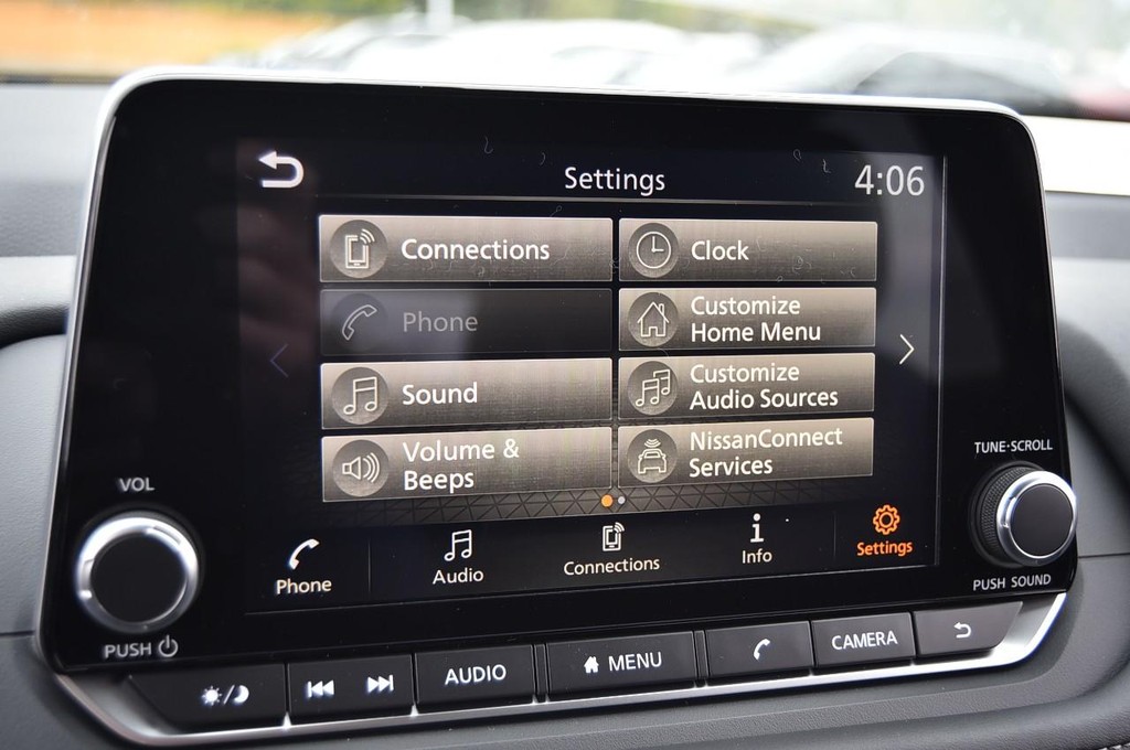 Nissan Rogue Vehicle Full-screen Gallery Image 14