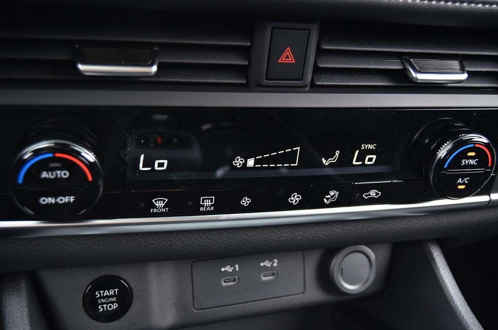 Nissan Rogue Vehicle Full-screen Gallery Image 15