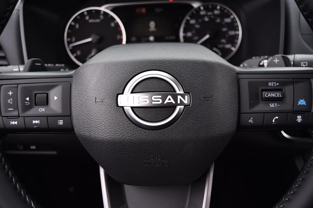 Nissan Rogue Vehicle Full-screen Gallery Image 18