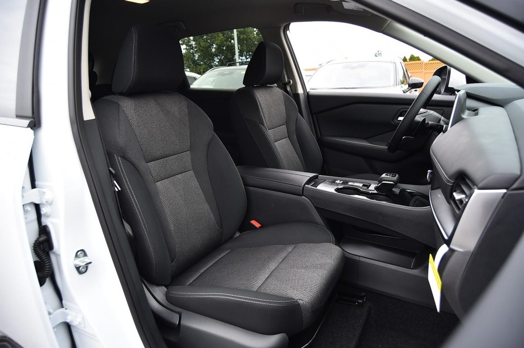 Nissan Rogue Vehicle Full-screen Gallery Image 20