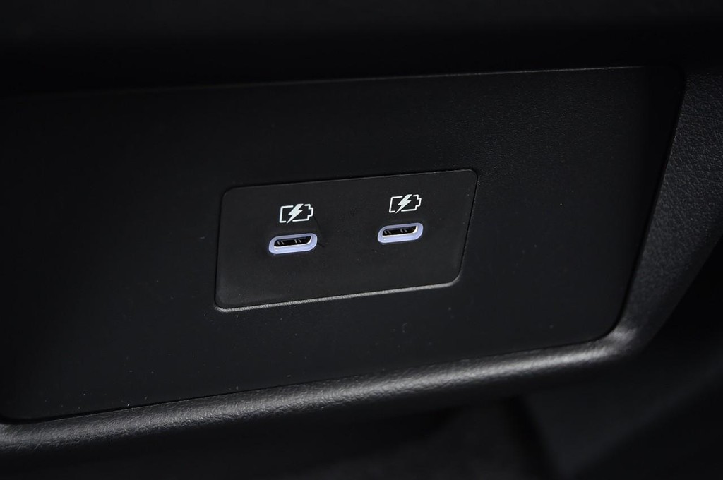 Nissan Rogue Vehicle Full-screen Gallery Image 23