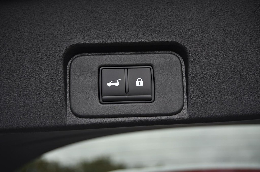 Nissan Rogue Vehicle Full-screen Gallery Image 25