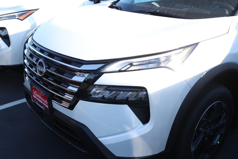 Nissan Rogue Vehicle Image 02