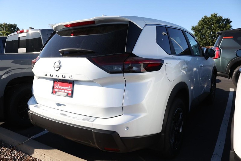 Nissan Rogue Vehicle Image 05