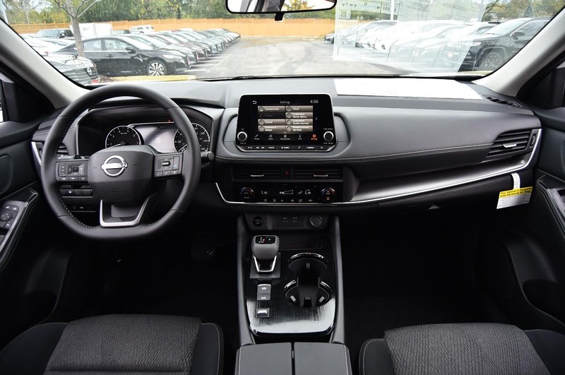 Nissan Rogue Vehicle Full-screen Gallery Image 8