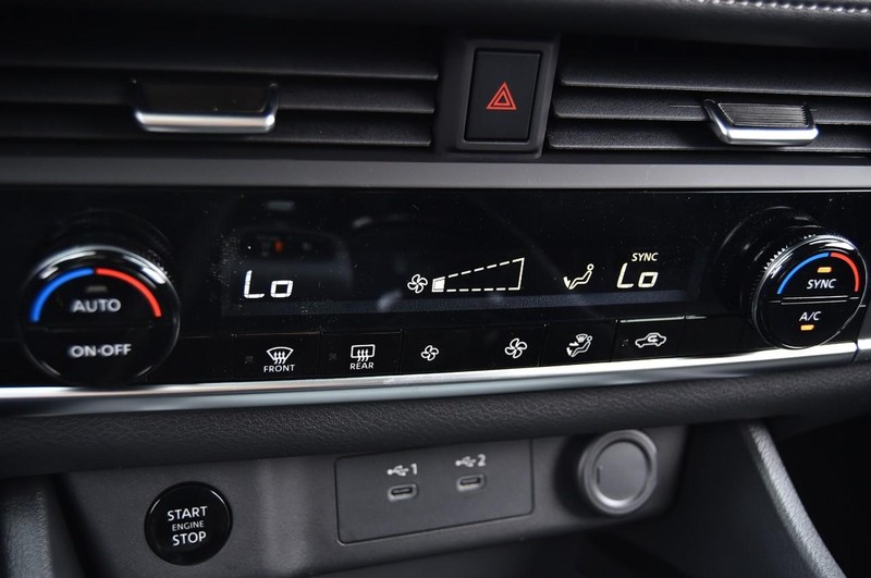 Nissan Rogue Vehicle Full-screen Gallery Image 15