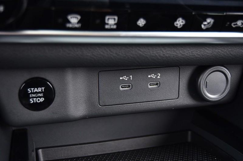 Nissan Rogue Vehicle Full-screen Gallery Image 16