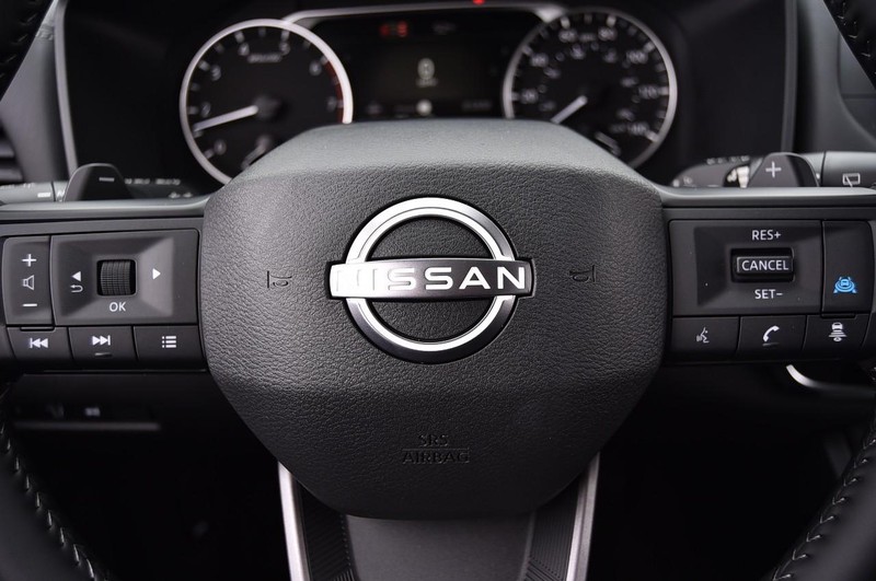 Nissan Rogue Vehicle Full-screen Gallery Image 18