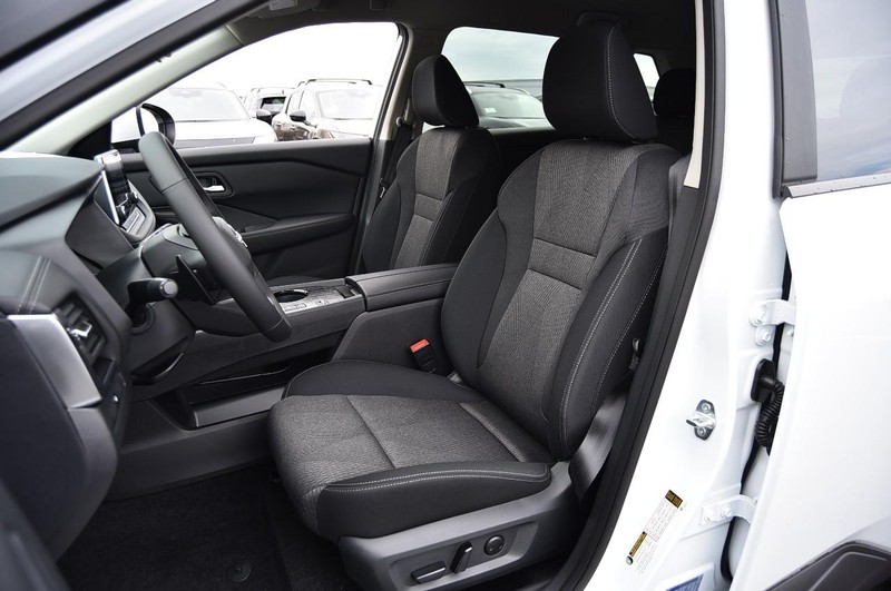 Nissan Rogue Vehicle Full-screen Gallery Image 19