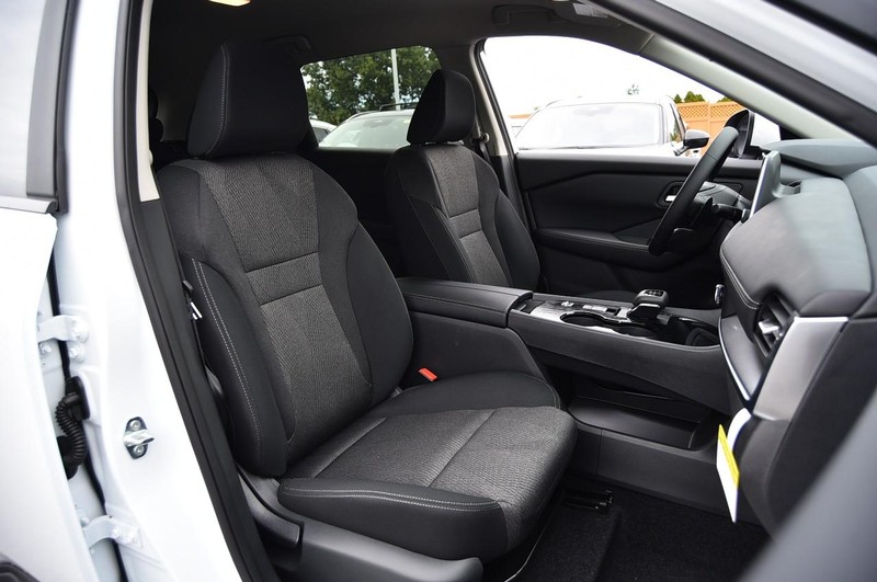 Nissan Rogue Vehicle Full-screen Gallery Image 20