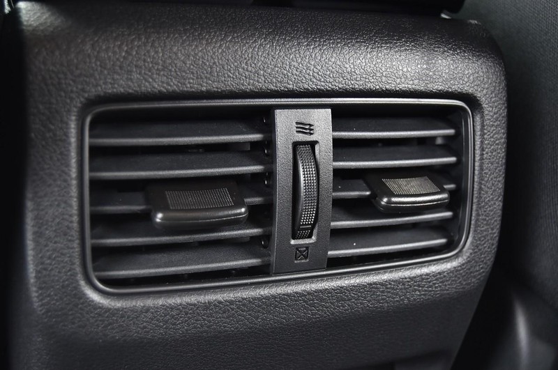 Nissan Rogue Vehicle Full-screen Gallery Image 22