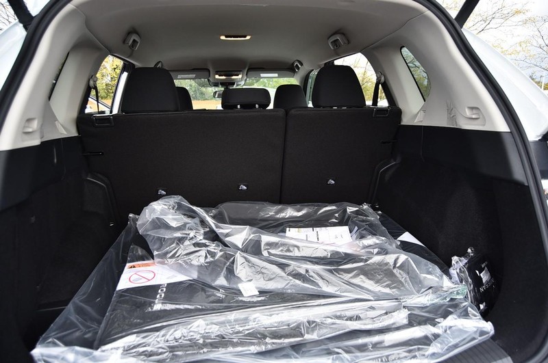 Nissan Rogue Vehicle Full-screen Gallery Image 24