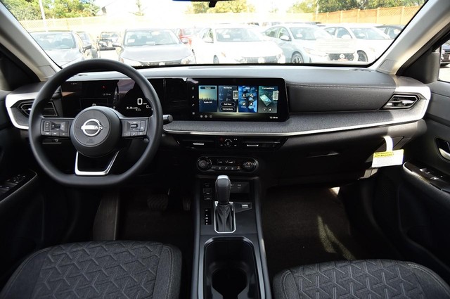 Nissan Kicks Vehicle Image 08