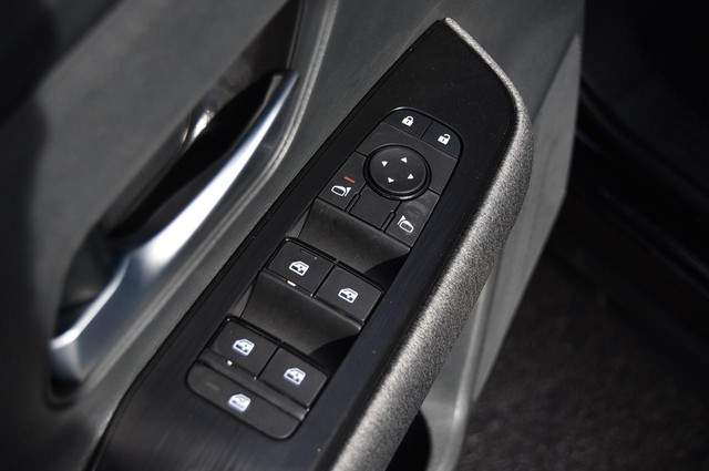 Nissan Kicks Vehicle Image 09