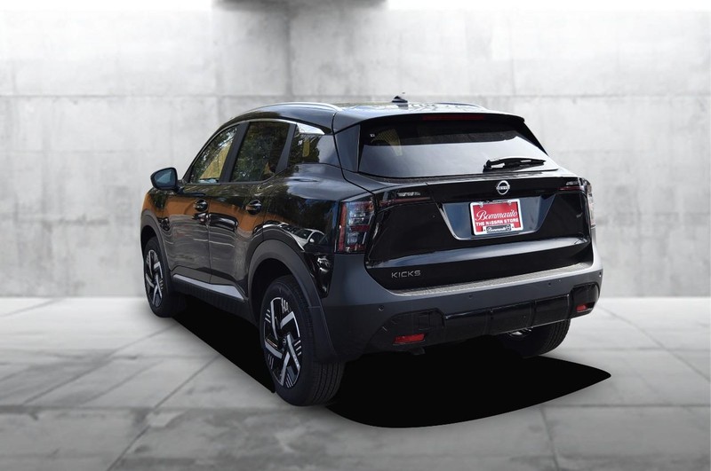 Nissan Kicks Vehicle Image 07