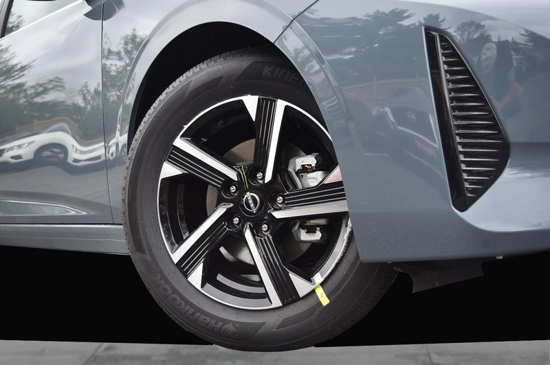 Nissan Sentra Vehicle Image 03