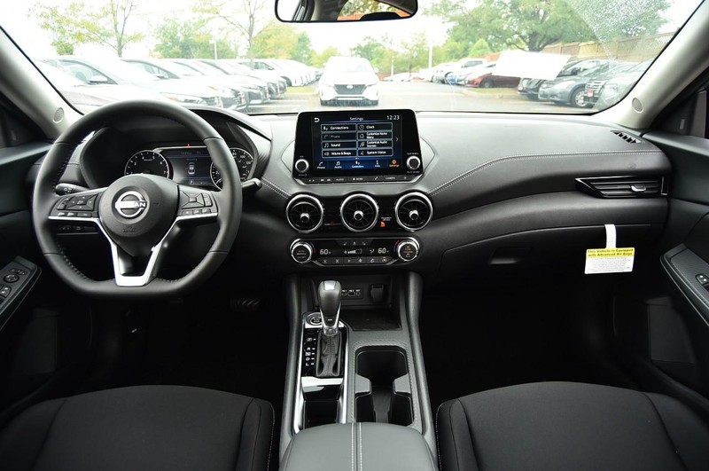 Nissan Sentra Vehicle Image 08