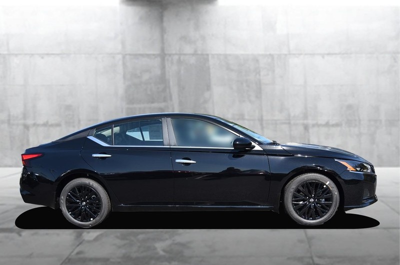 Nissan Altima Vehicle Image 05